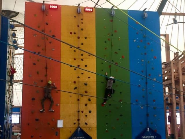 Niños escalando en Vertical Park