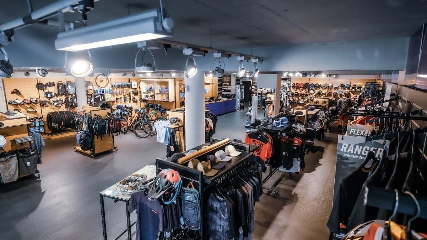 Viladomat Esports tienda deporte Avenida Meritxell Andorra