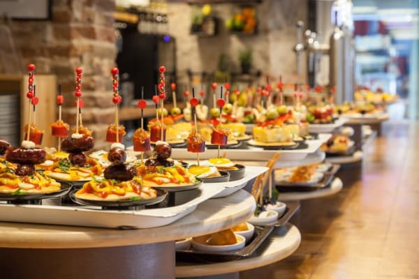 Platos de tapas servidos en una mesa en Poble Sec