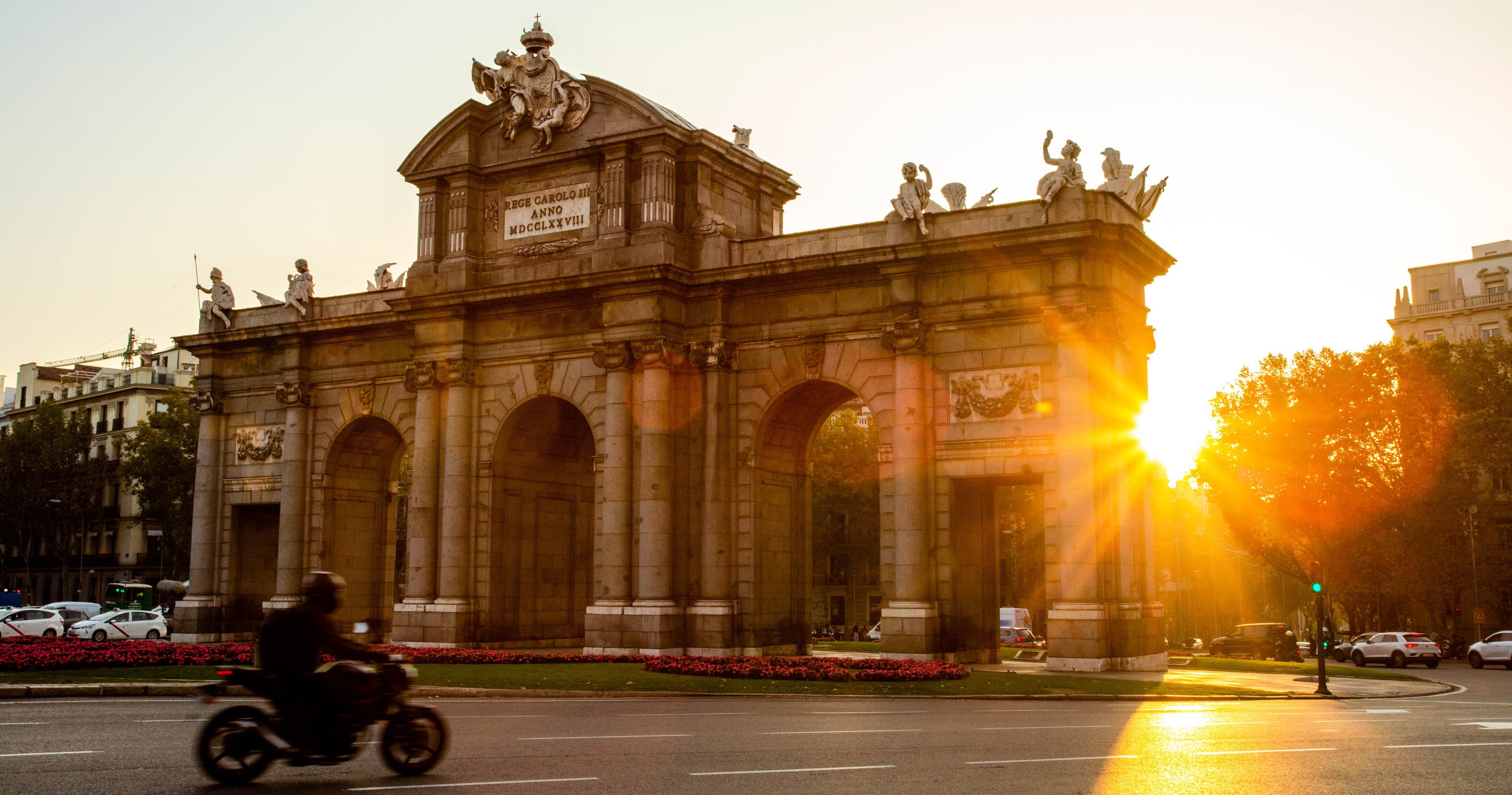 Puerta de Alcalá iluminada al atardecer