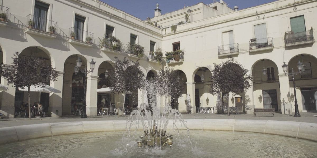 Plaza principal de Sant Andreu con ambiente relajado