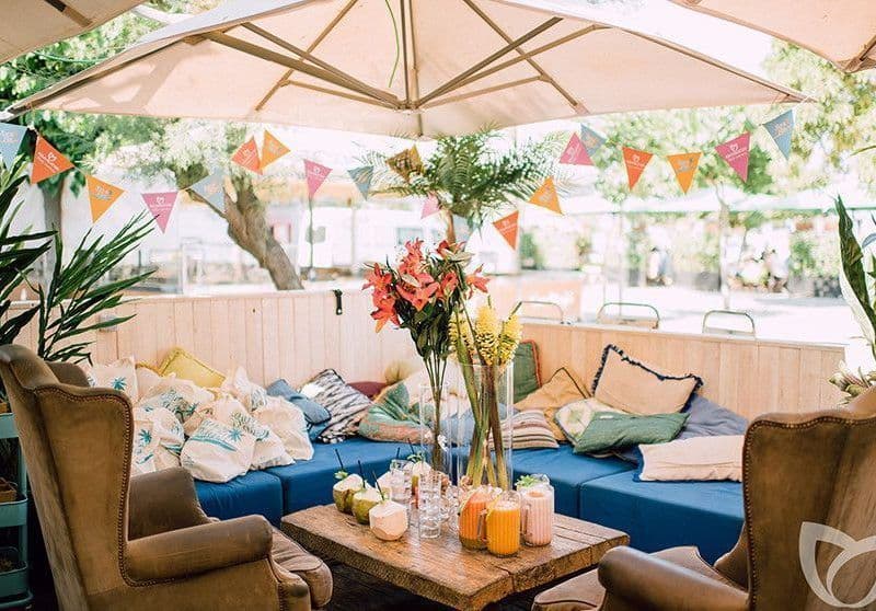 Terraza de Surf House Barcelona con brunch frente al mar