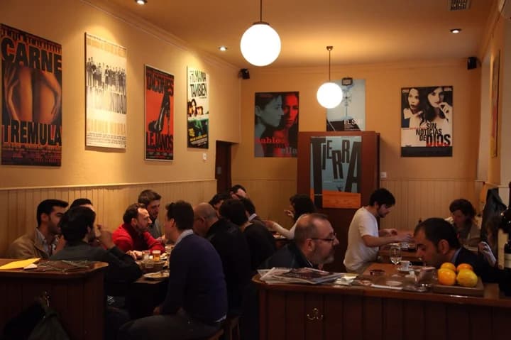 Ambiente acogedor dentro de Taberna El Sur con decoración vintage