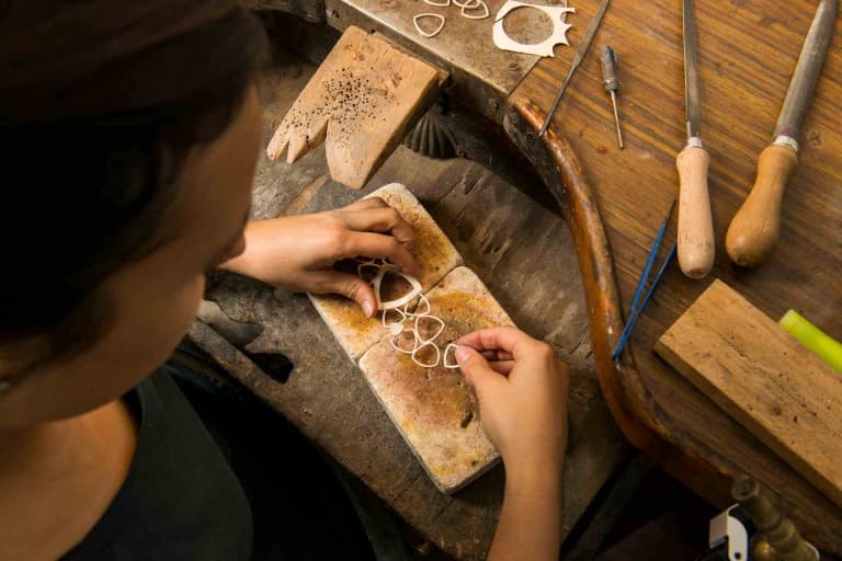 Diseño de joyería artesanal con herramientas y materiales en taller del Eixample