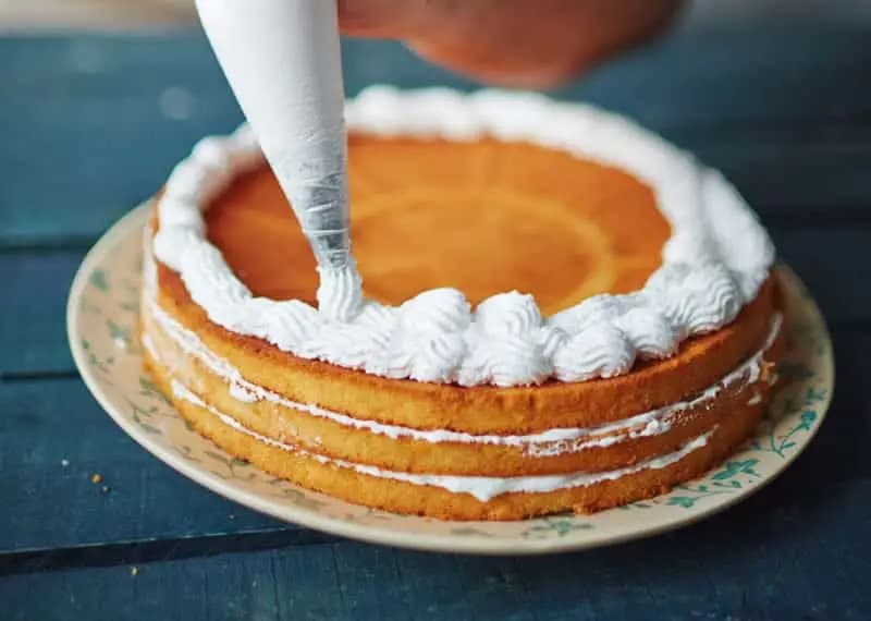 Decoración de pastel artesanal en atelier de repostería en Poblenou