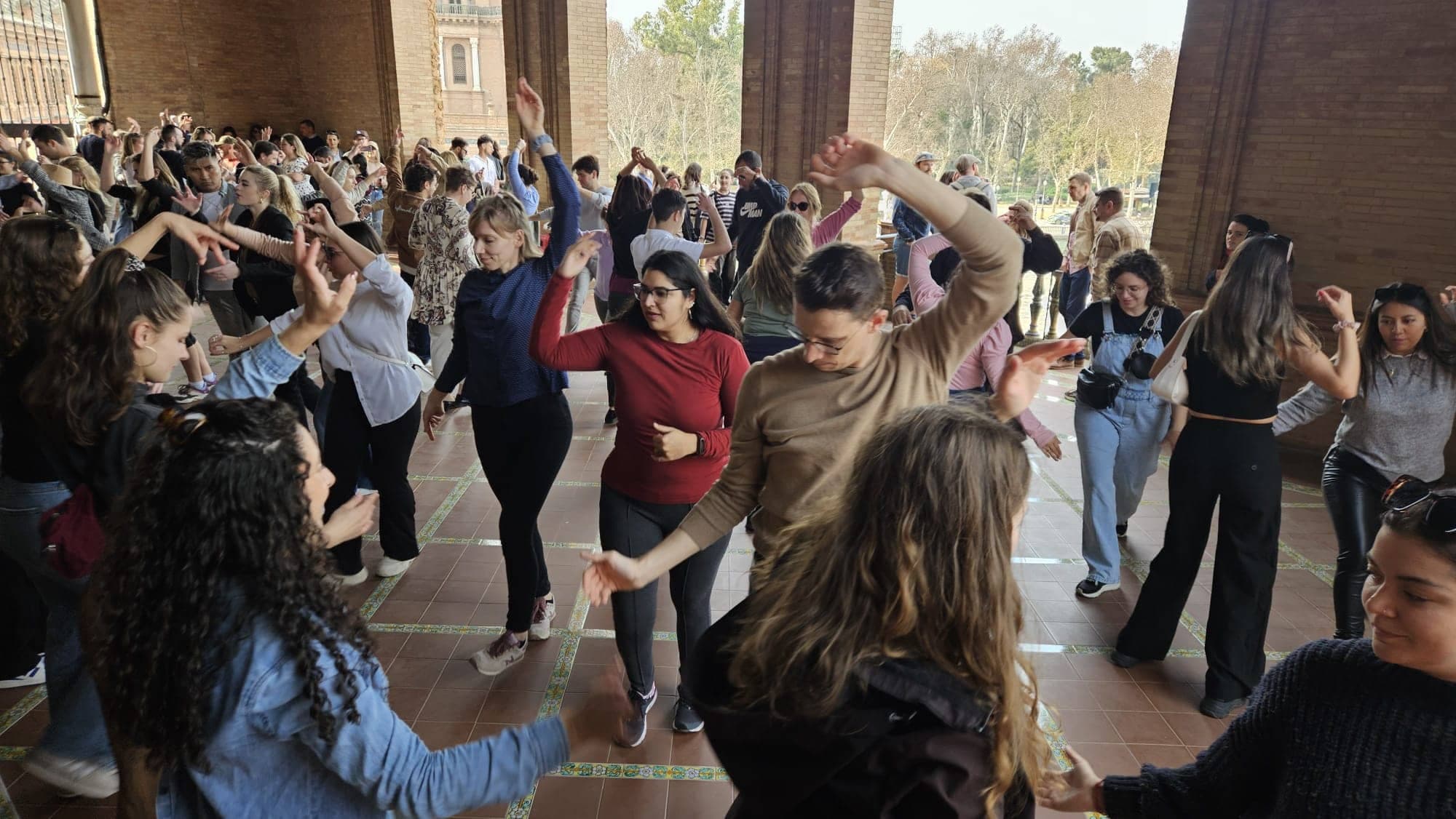 Grupo aprendiendo sevillanas