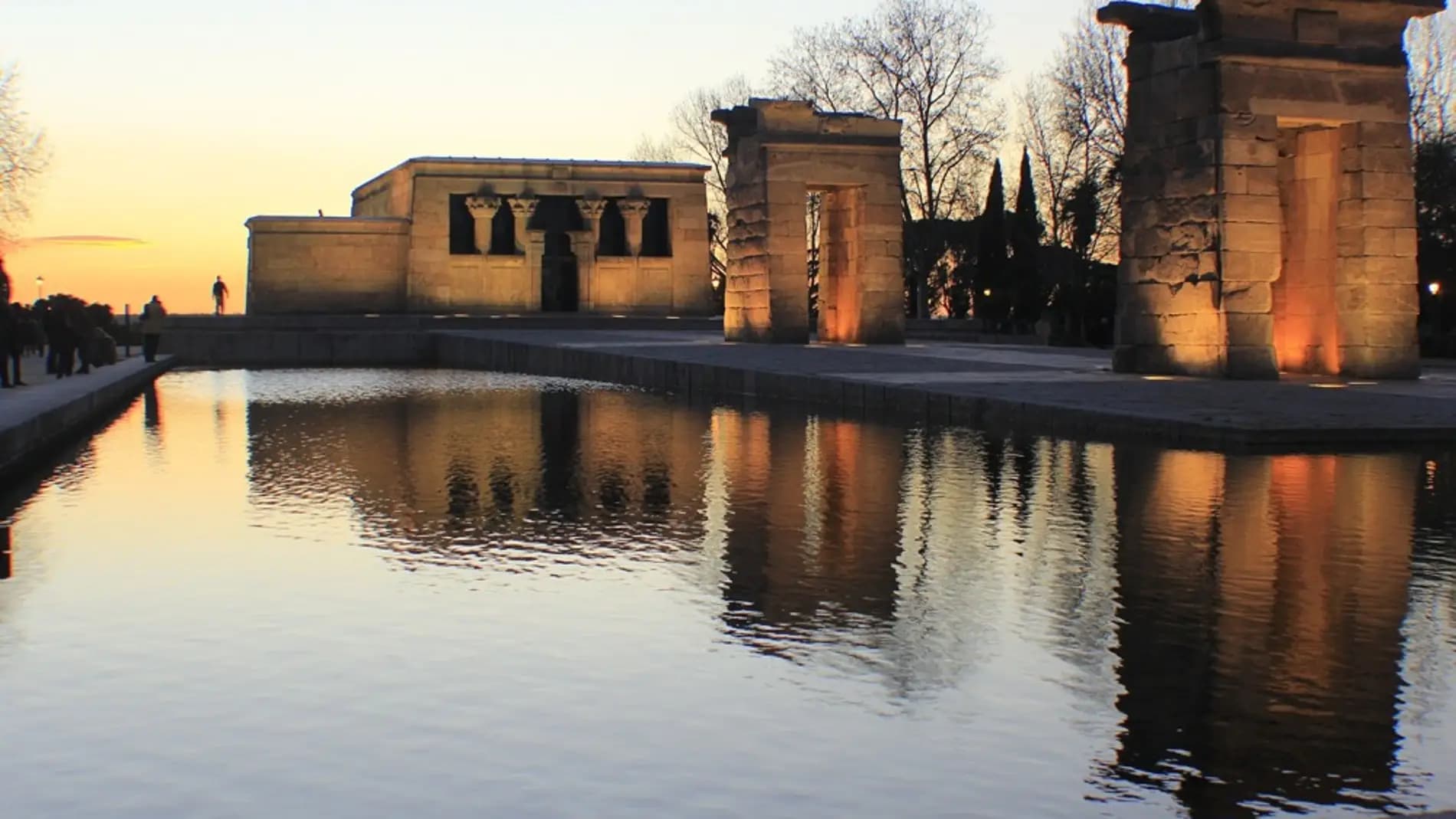 Templo de Debod al atardecer con reflejo en el agua