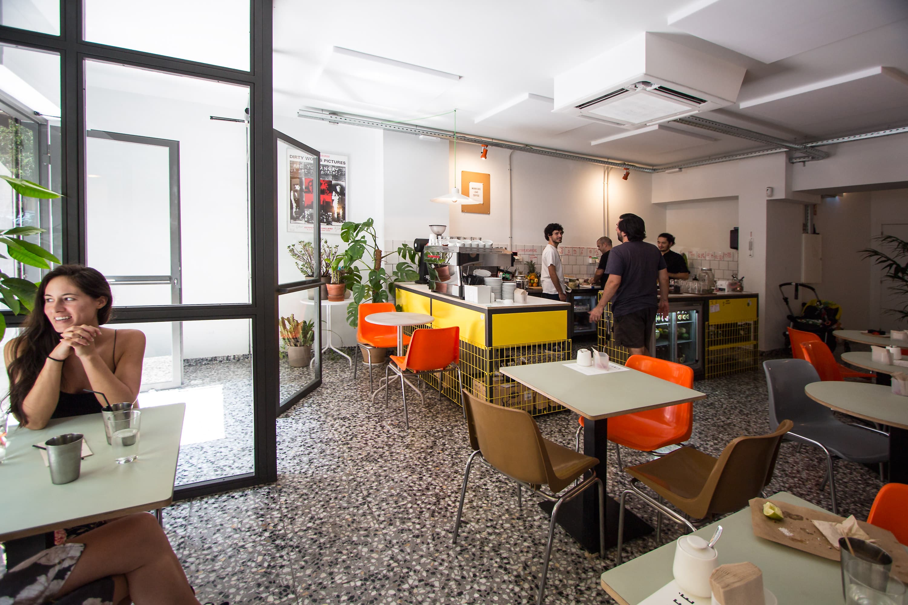 Interior acogedor de Toma Café con trabajadores