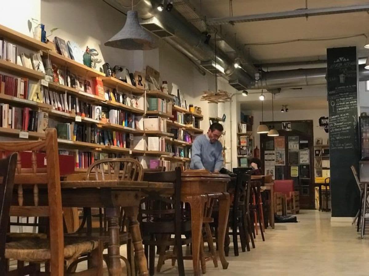 Estanterías con libros en Ubik Café