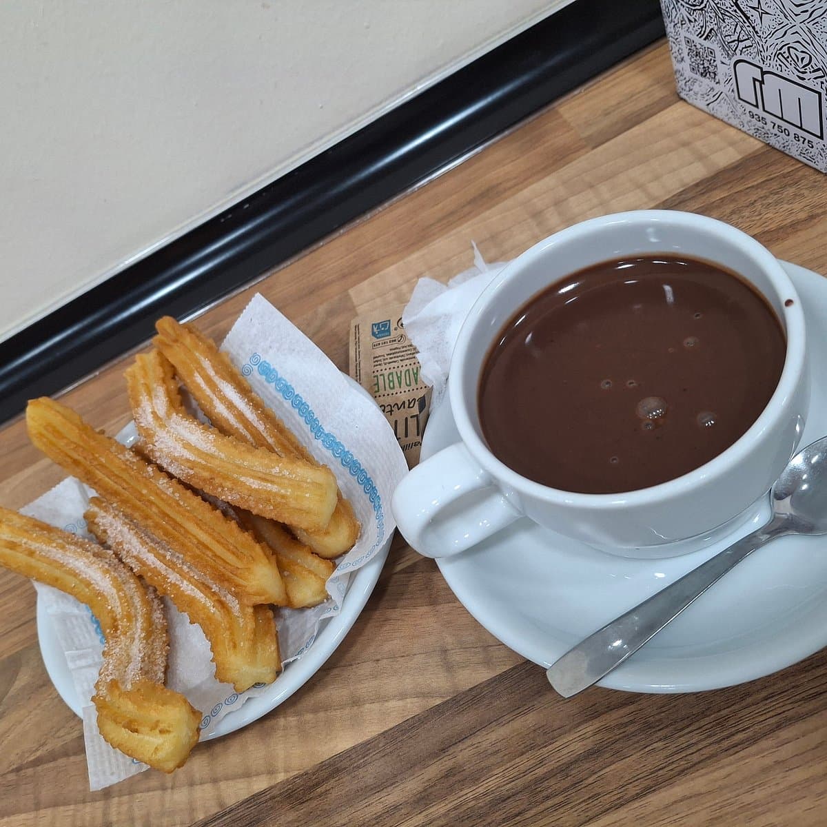 Churros y porras servidos en la Xurrería Laietana