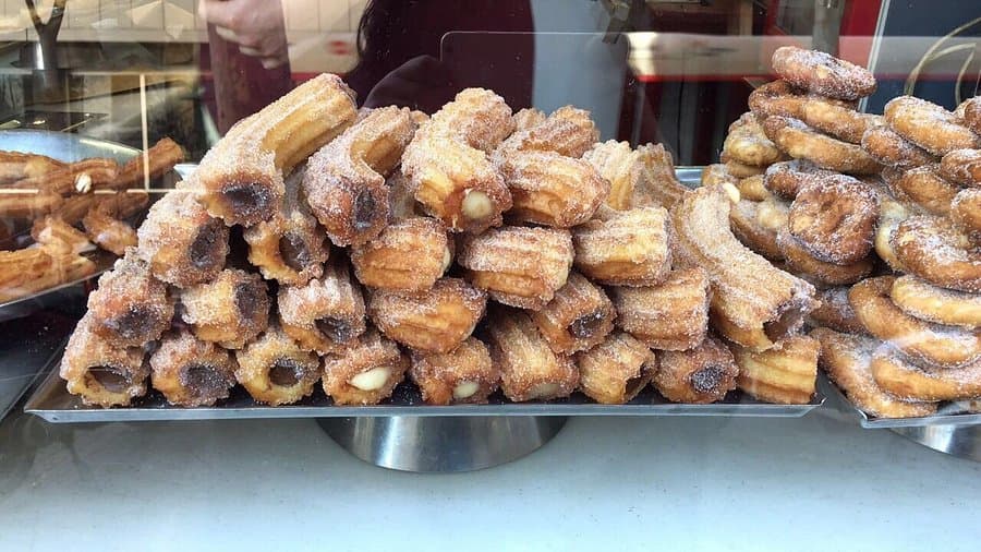 Mostrador con churros recién hechos en Xurreria Trébol