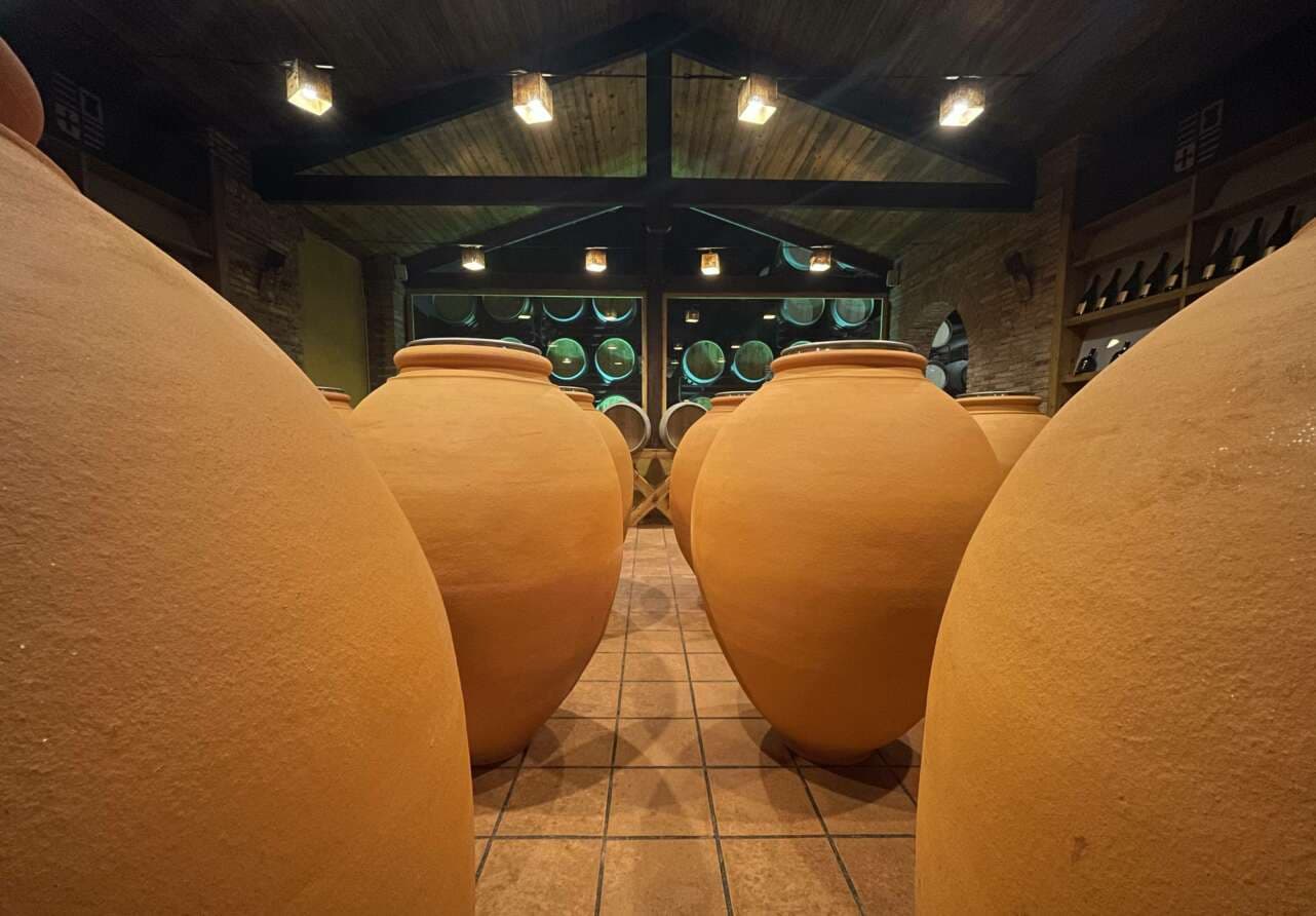 Tinajas de barro en Casa Morales