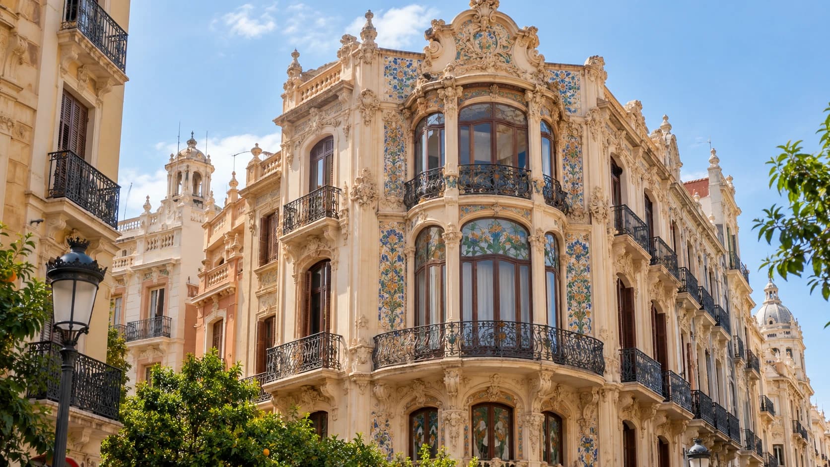 Cinco edificios modernistas de Valencia para descubrir detalles únicos de su arquitectura urbana