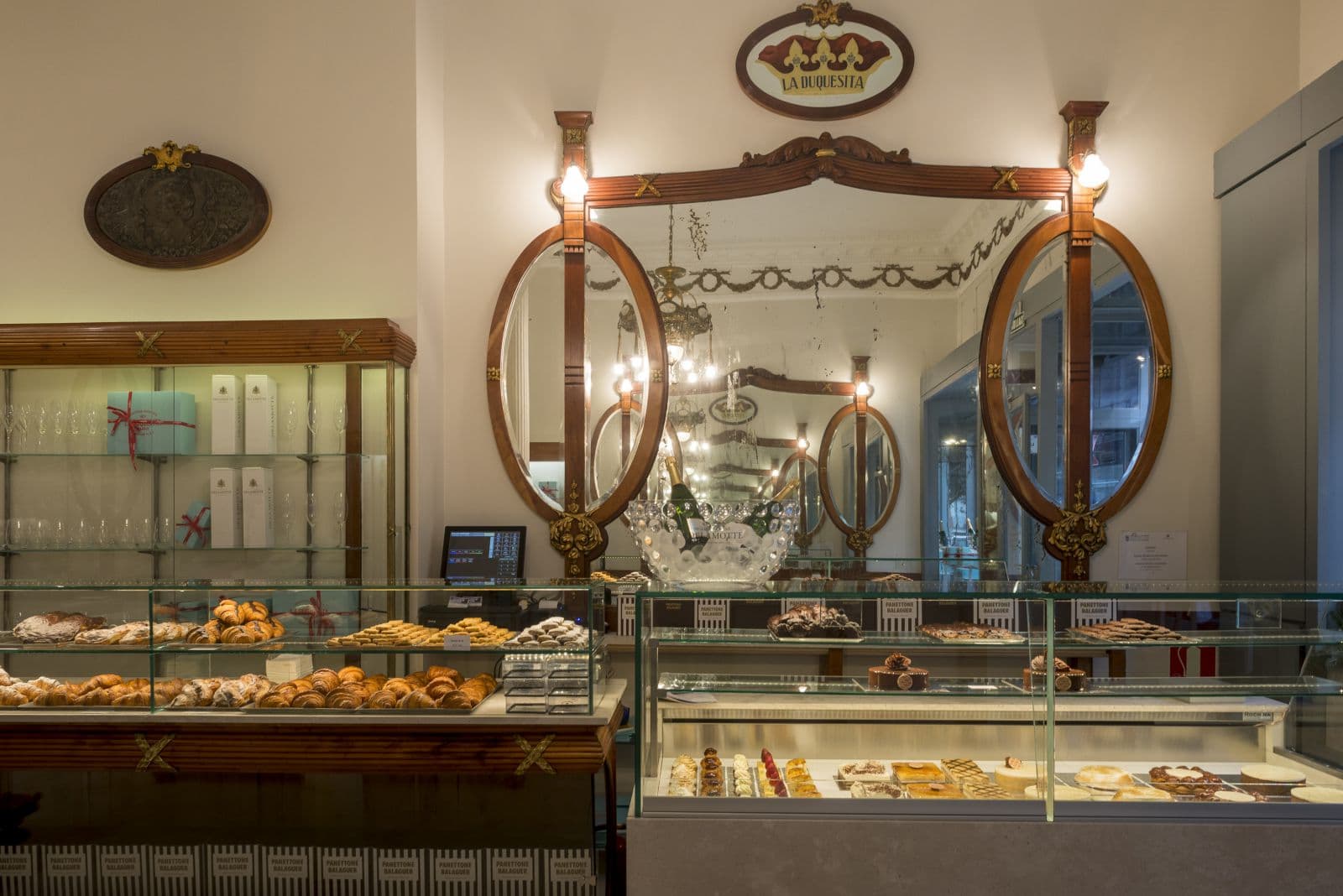 Interior elegante de La Duquesita con vitrinas de dulces
