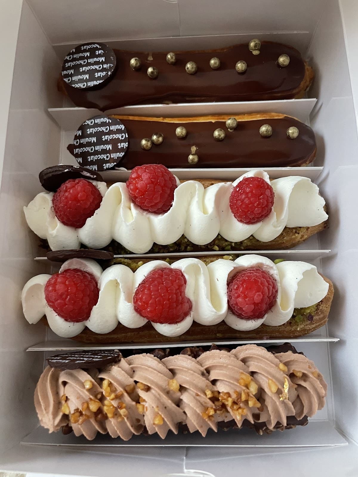 Macarons coloridos en presentación elegante de Moulin Chocolat