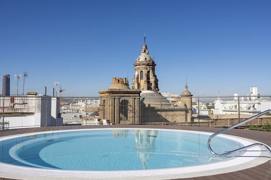 Piscina redonda en Abba The Roof