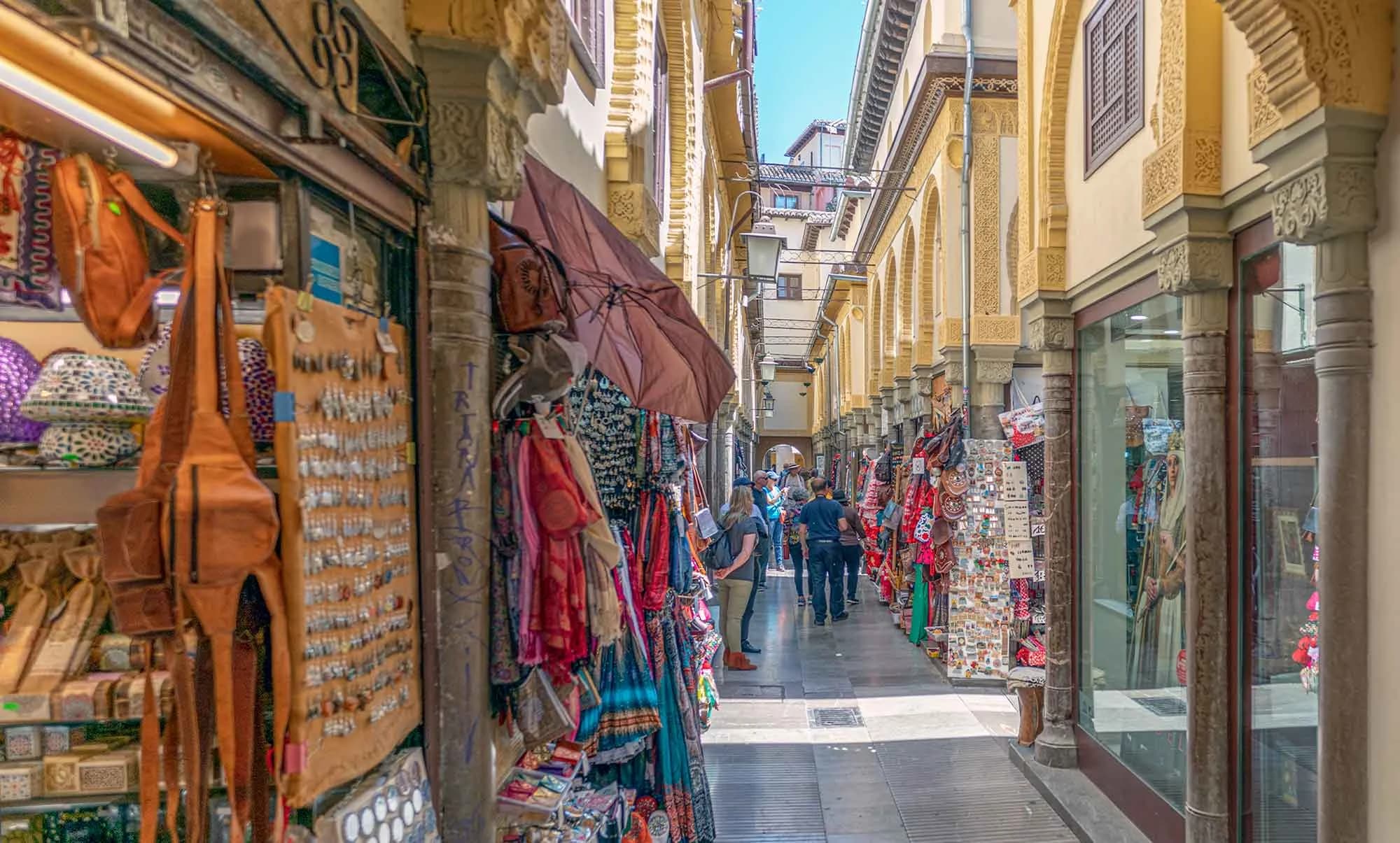 La Alcaicería callejuelas artesanía colores Granada