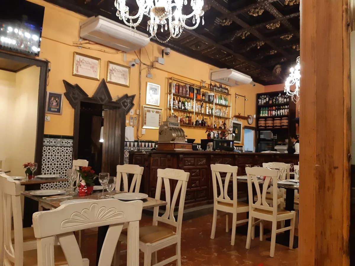 Interior histórico de Antigua Taberna Las Escobas