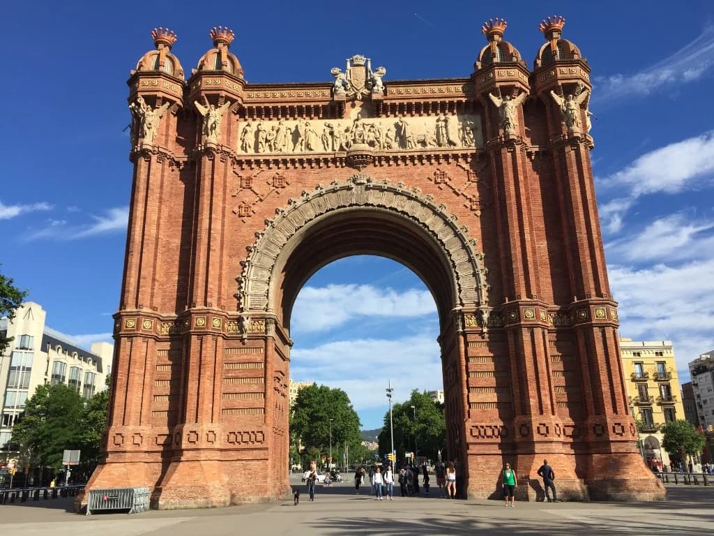 Arc de Triomf: el ladrillo rojo al atardecer Barcelona