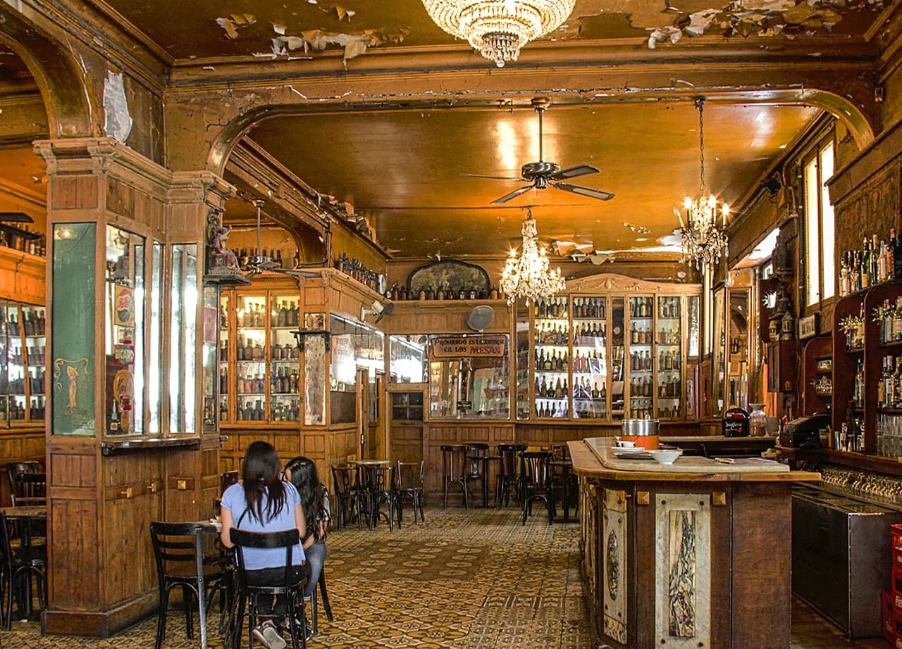 Bar Marsella: absenta bohemia desde 1820 en el Raval Barcelona