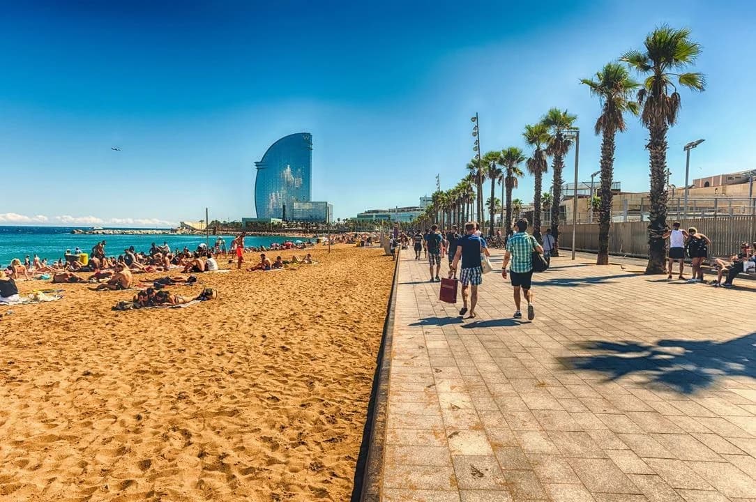 Platja de la Barceloneta: paddle surf, voleibol y el gimnasio del Mediterráneo Barcelona