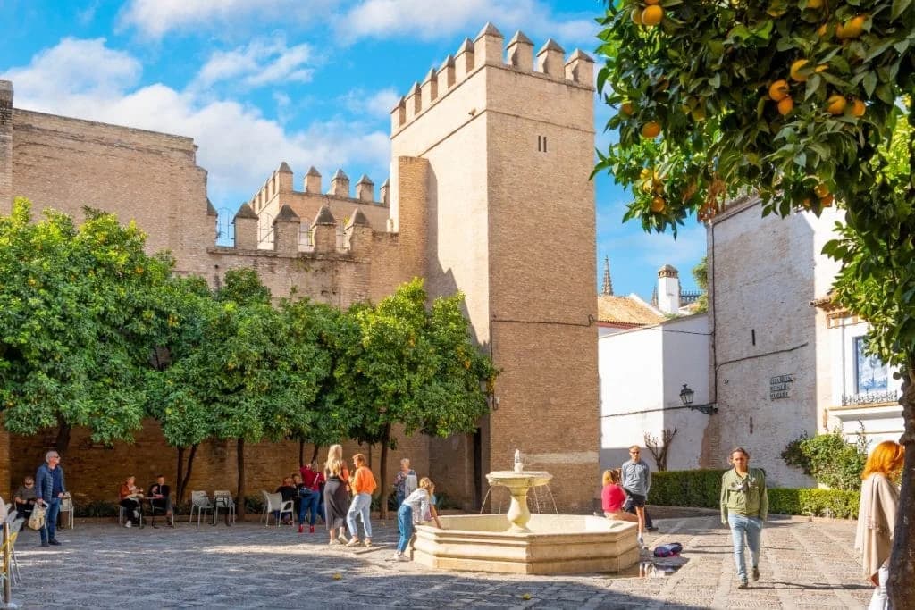 Barrio Santa Cruz: Callejuelas Blancas y Rincones Secretos Sevilla