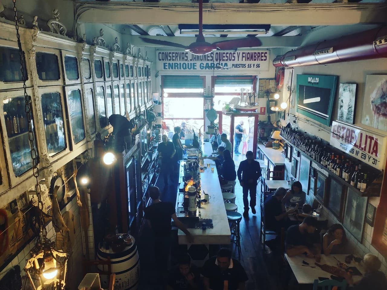 Bodega La Peseta con barriles