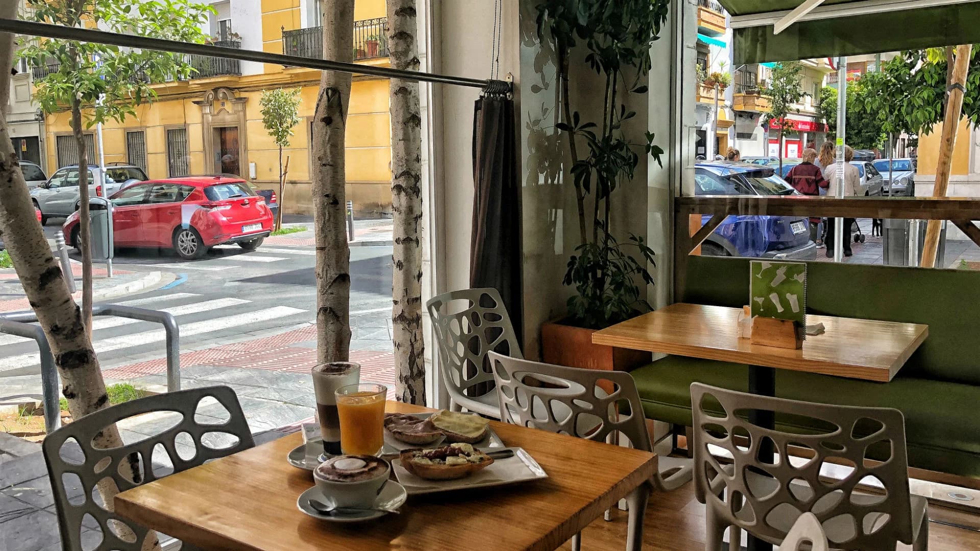 Mesas con enchufes en Café del Valle