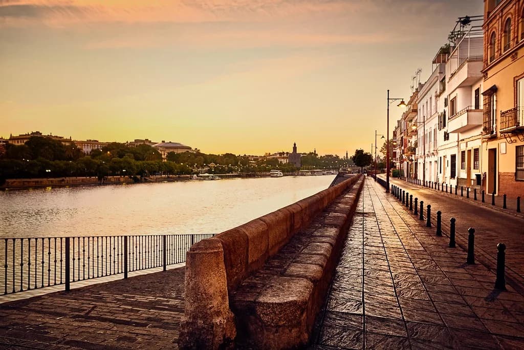 Calle Betis: El Skyline de Sevilla desde la Orilla Trianera