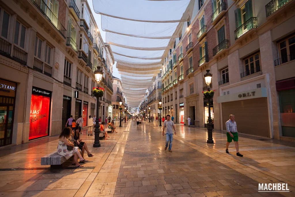 Calle Larios: simetría, arcos y luz mediterránea Malaga