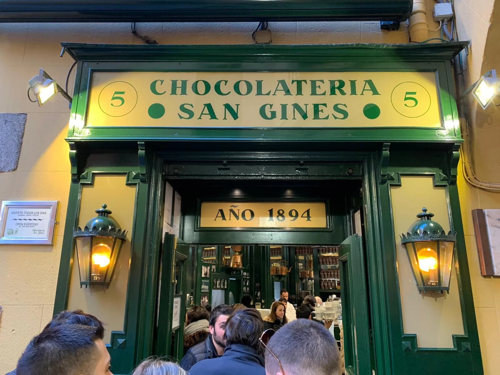 Chocolatería San Ginés: La Más Emblemática desde 1894 Madrid