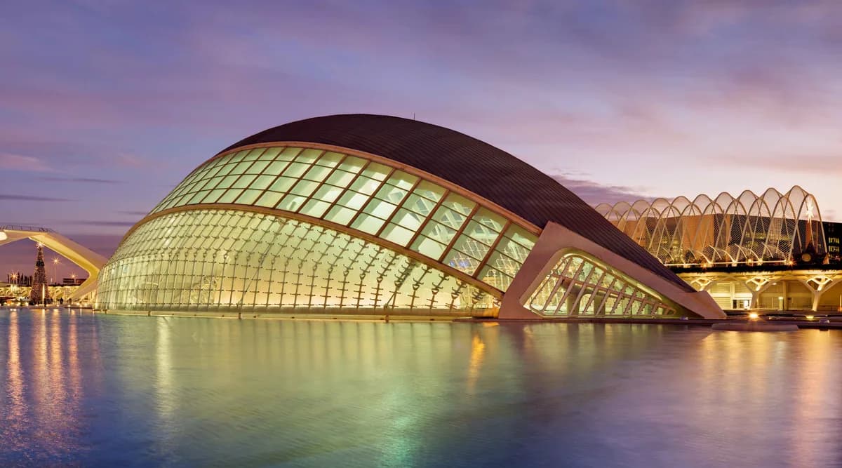 Vista del Hemisfèric en la Ciudad de las Artes y las Ciencias