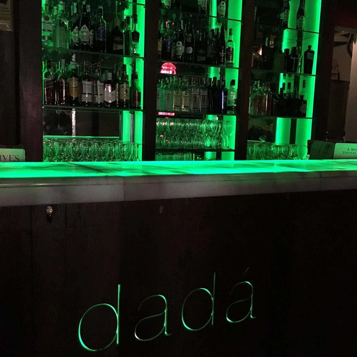 Dadá Bar: Pop y Copas Frente al Guadalquivir Sevilla