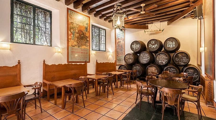 El Pimpi Málaga vermut barra bota vino famosos