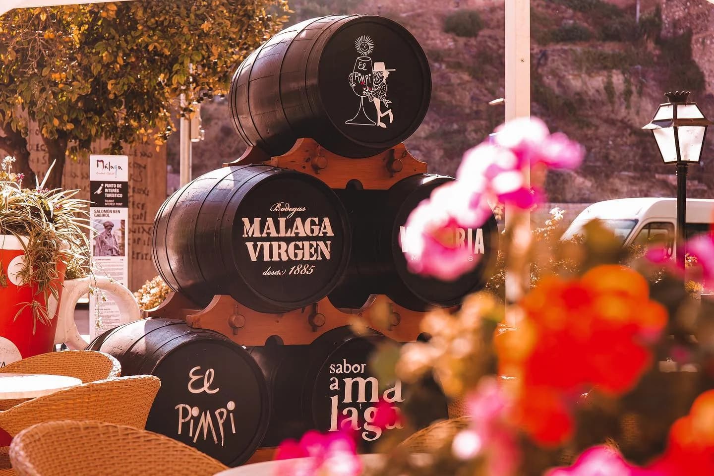 El Pimpi: jardines históricos con la Alcazaba de fondo Malaga