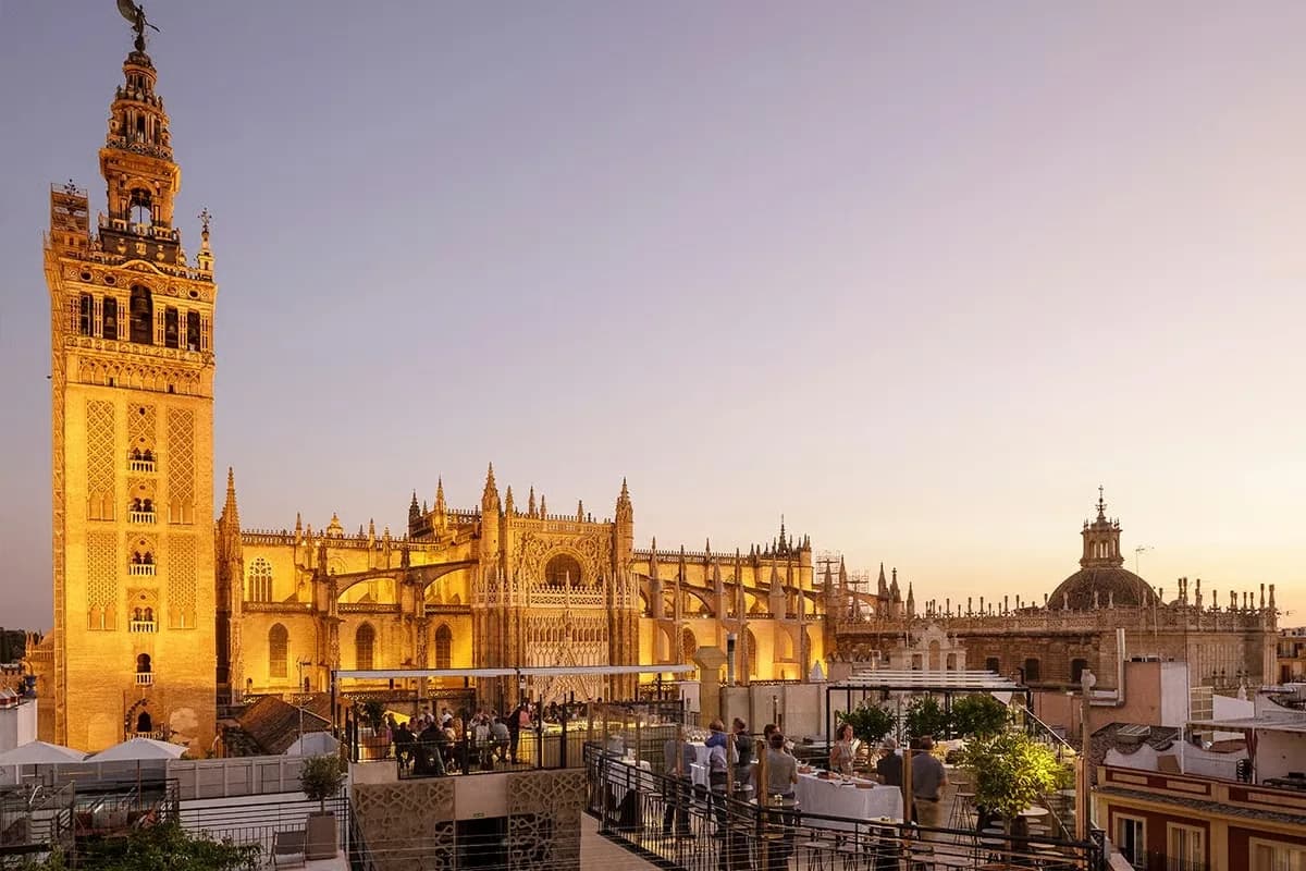 La Terraza del EME Catedral: Vistas de Lujo a la Giralda Sevilla