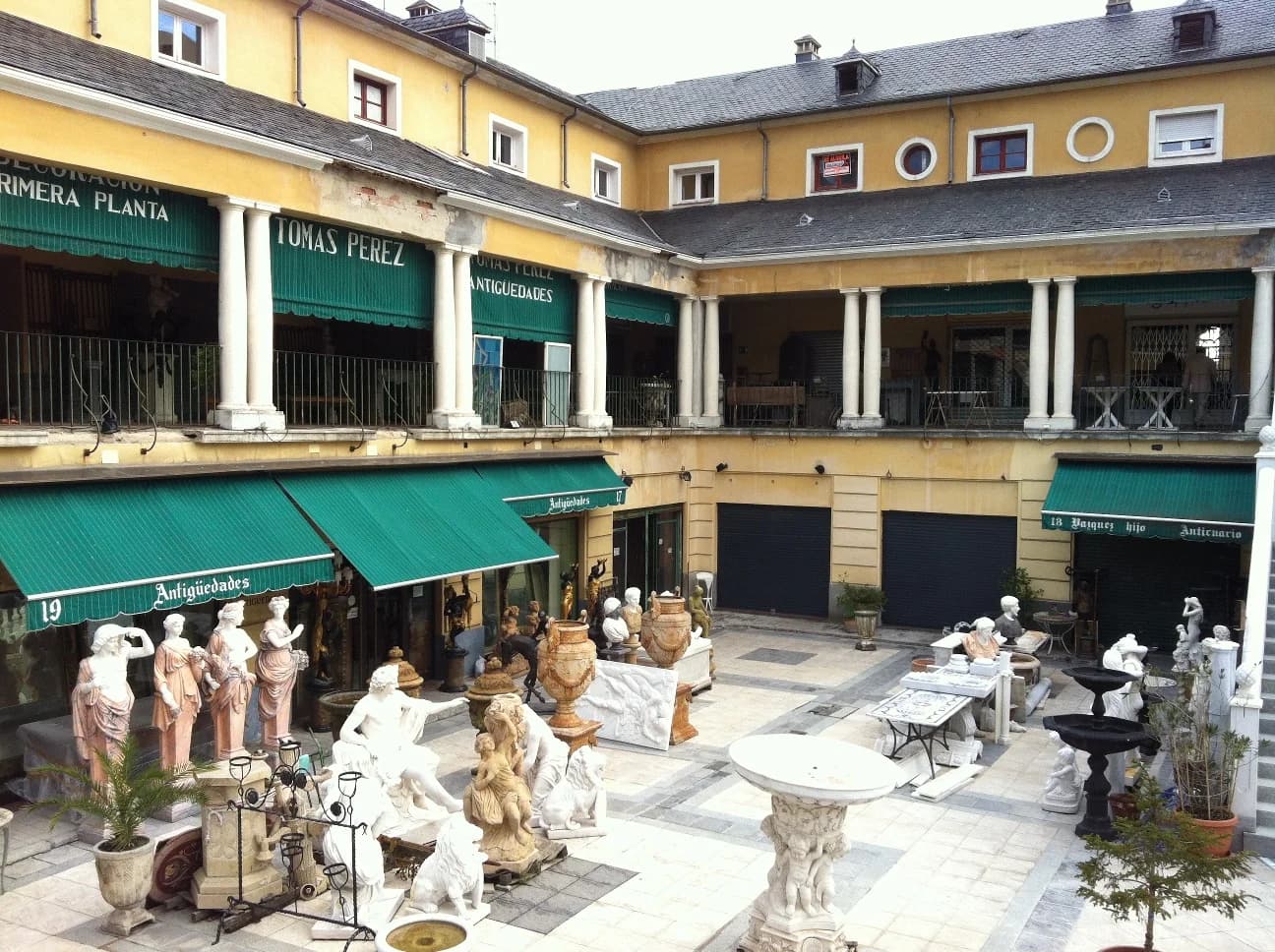 Galerías Piquer patio anticuarios Madrid