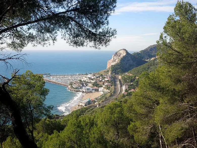 Ruta del Garraf desde Sitges: caliza, mar y silencio a cuarenta minutos Barcelona