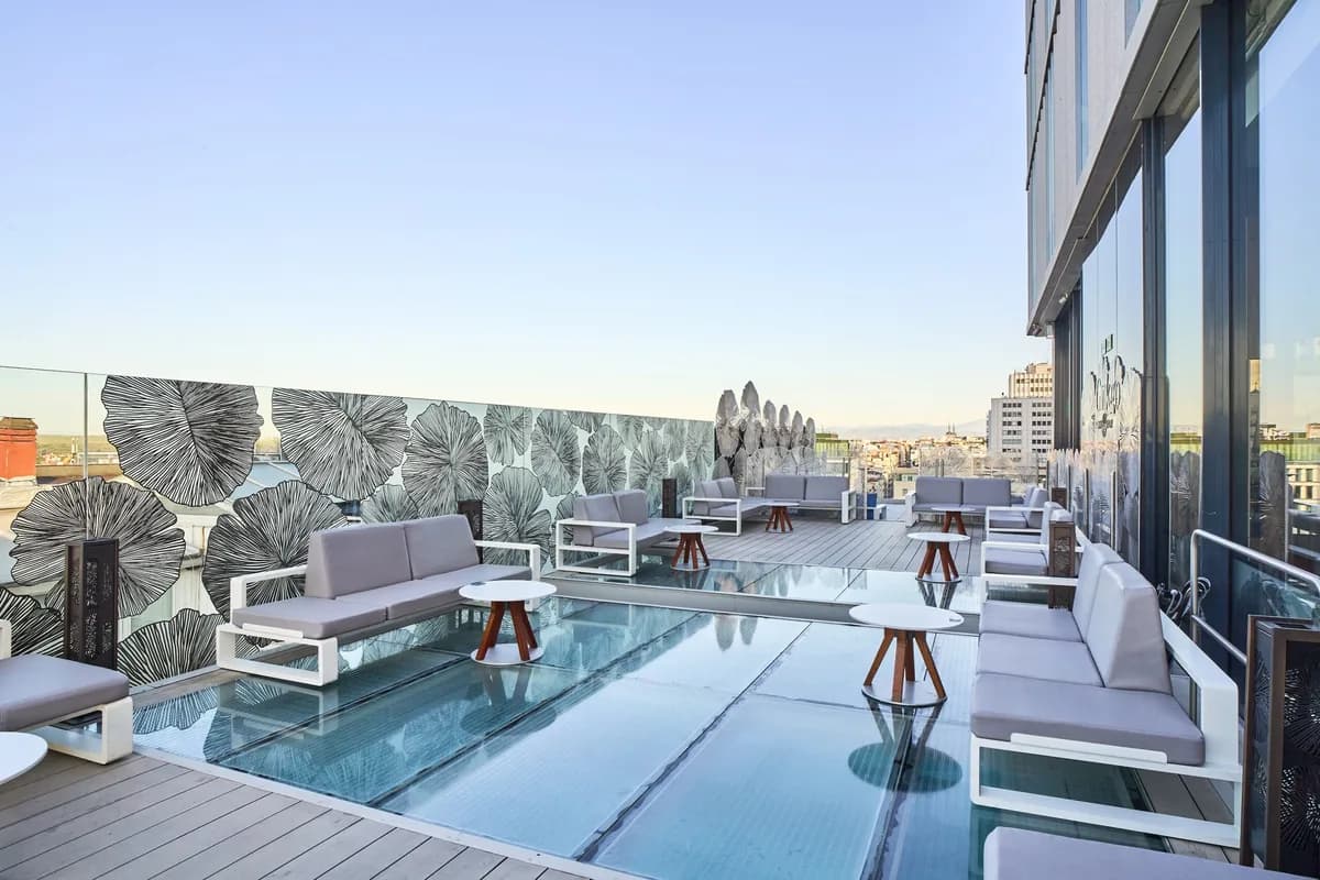 Piscina transparente en Ginkgo Sky Bar