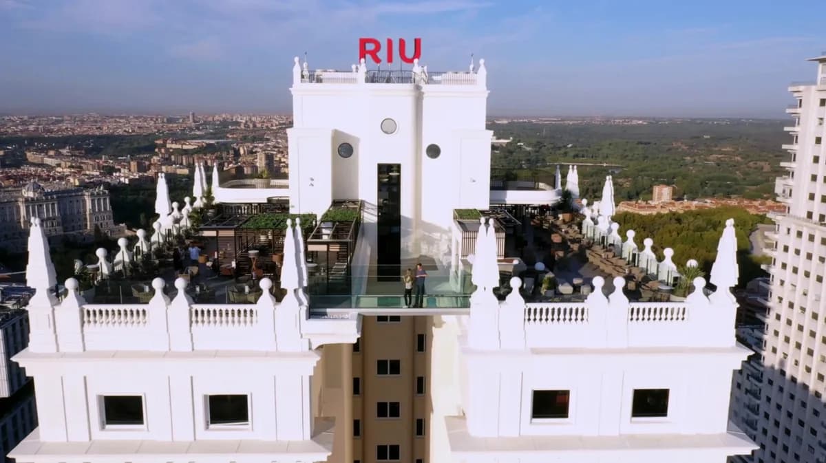Pasarela de cristal del Hotel Riu Plaza España (skyline urbano) Madrid
