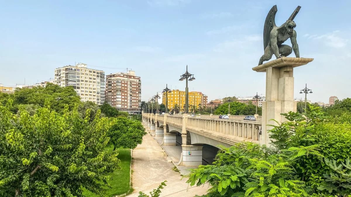 Vista del Jardín del Turia con uno de sus puentes
