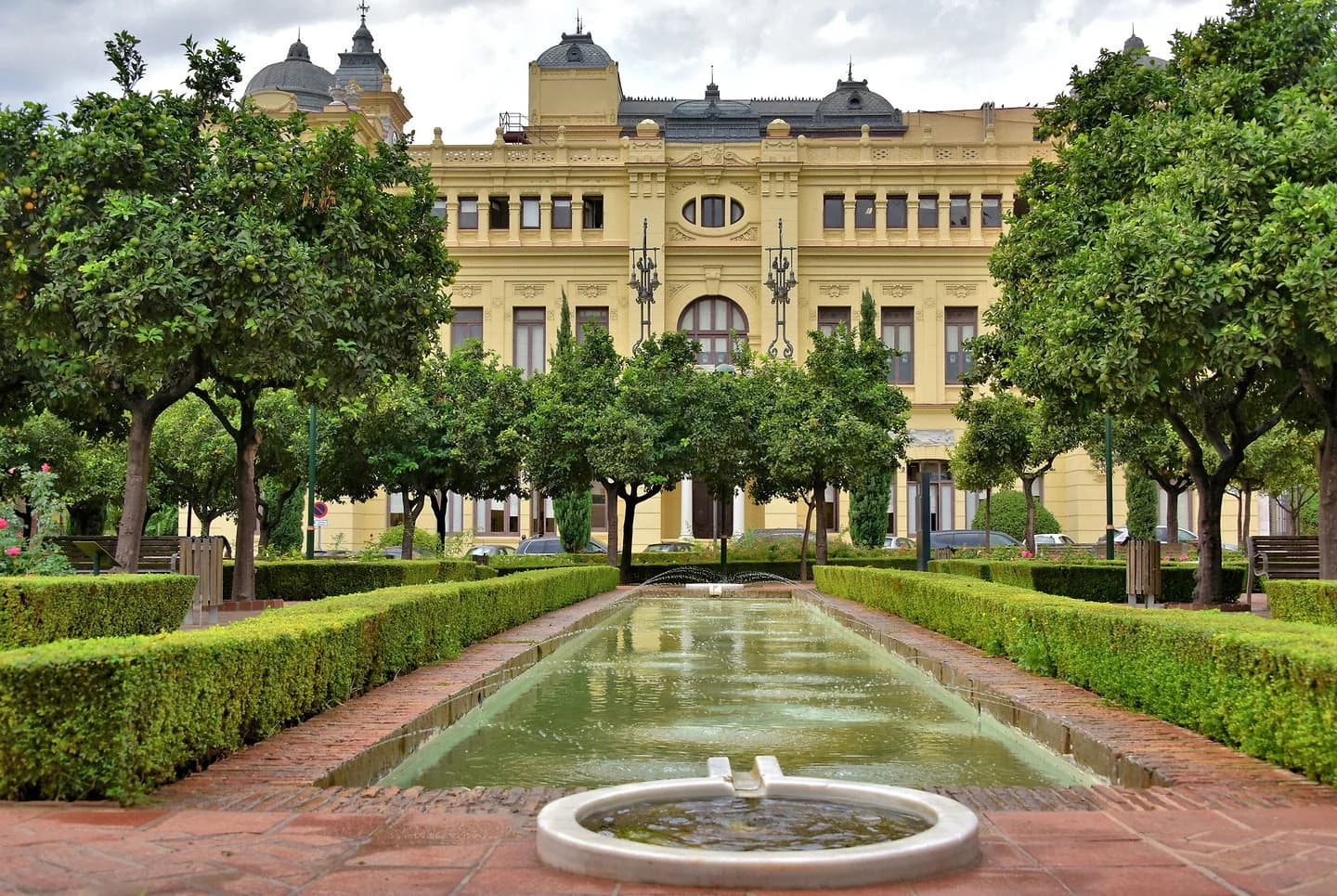 Jardines de Pedro Luis Alonso: naranjos y tranquilidad junto al Ayuntamiento Malaga