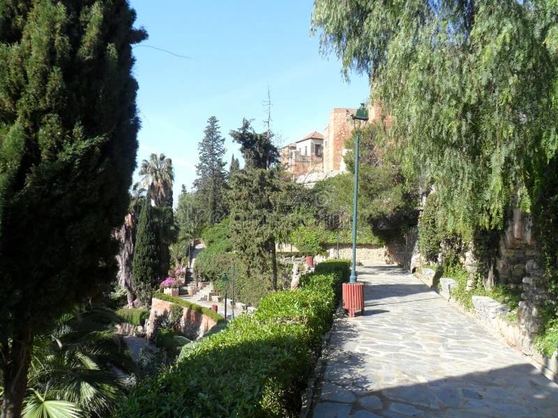 Jardines de Puerta Oscura: arcos, fuentes y la Alcazaba al alcance de la mano Malaga