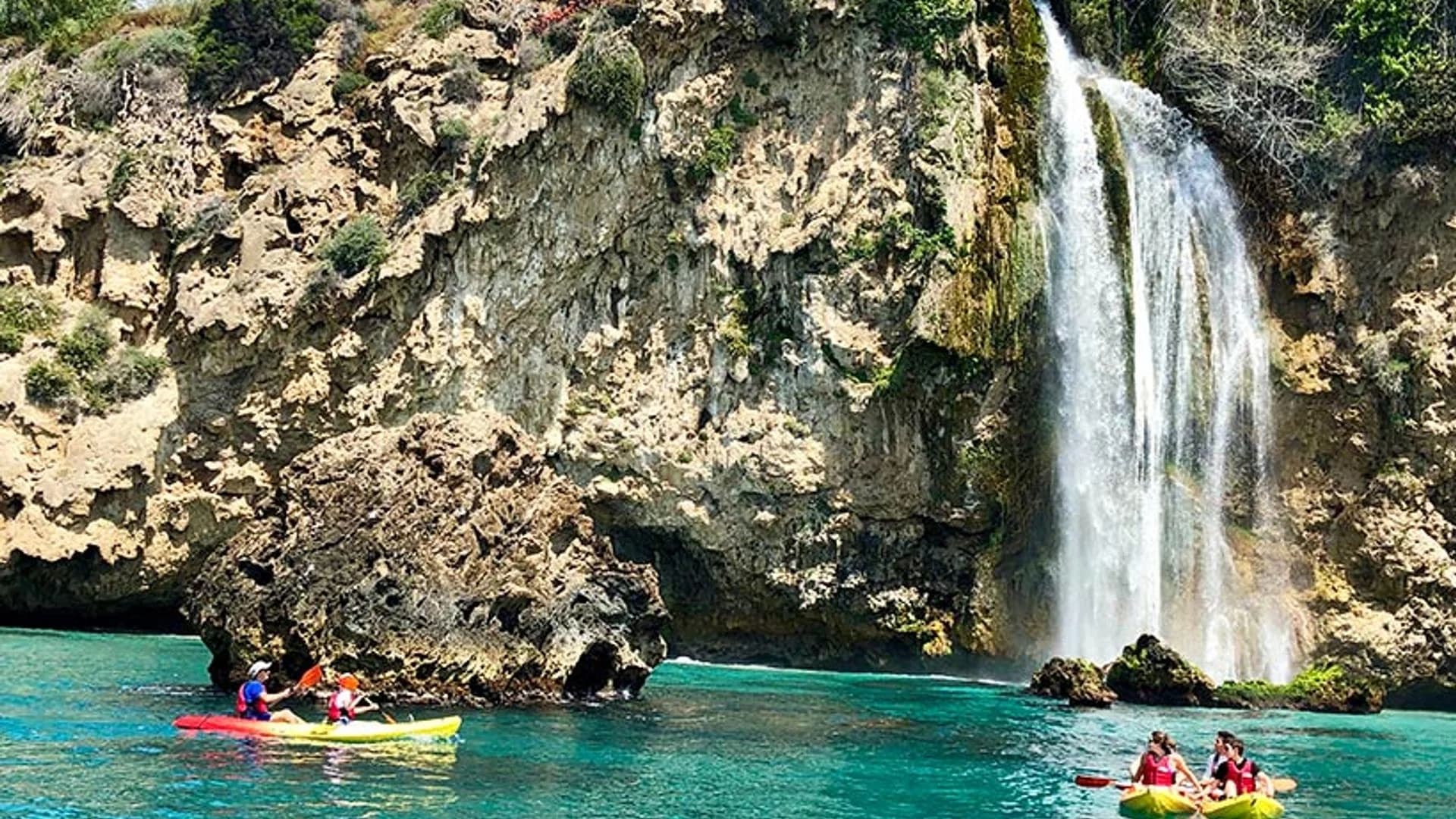 Kayak por los acantilados de Nerja hasta la Cascada de Maro Malaga