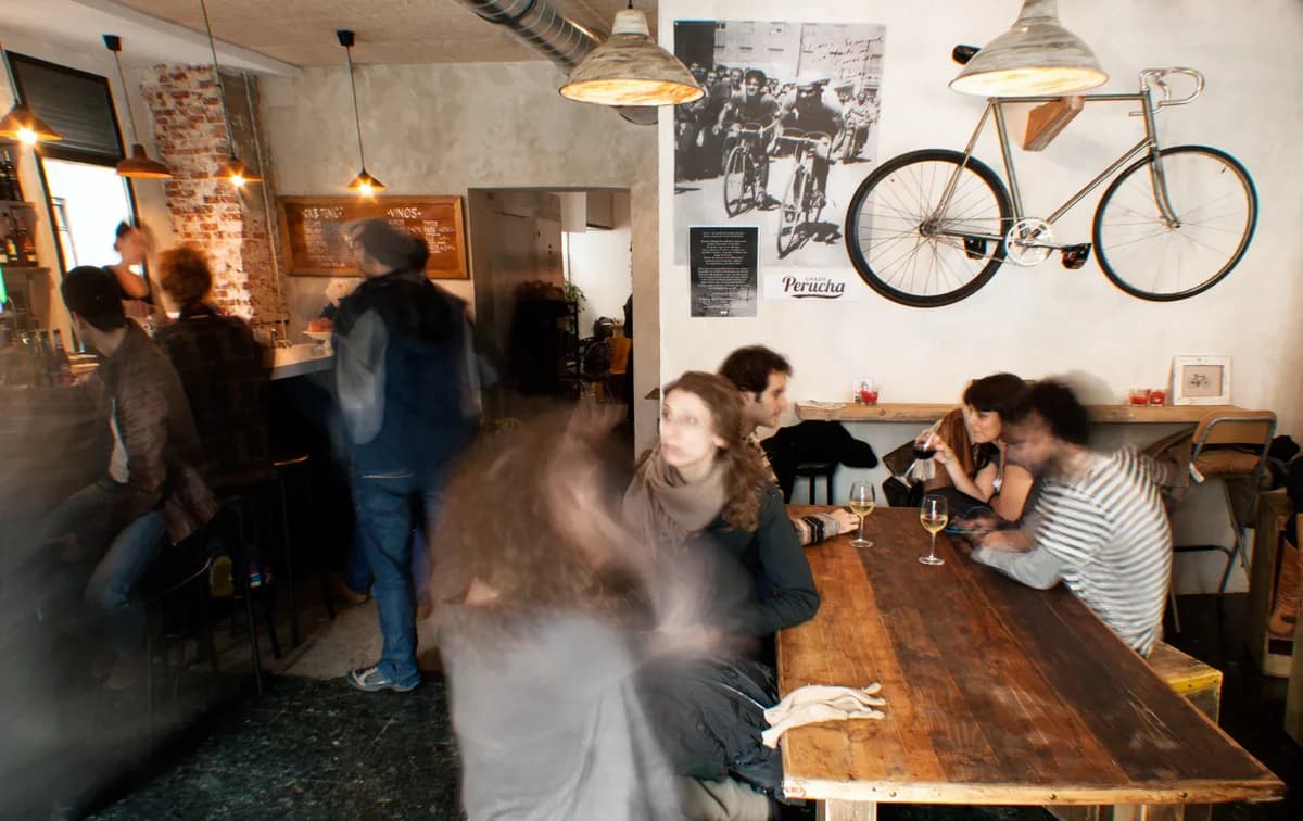 Cycling café La Bicicleta con decoración de bicicletas