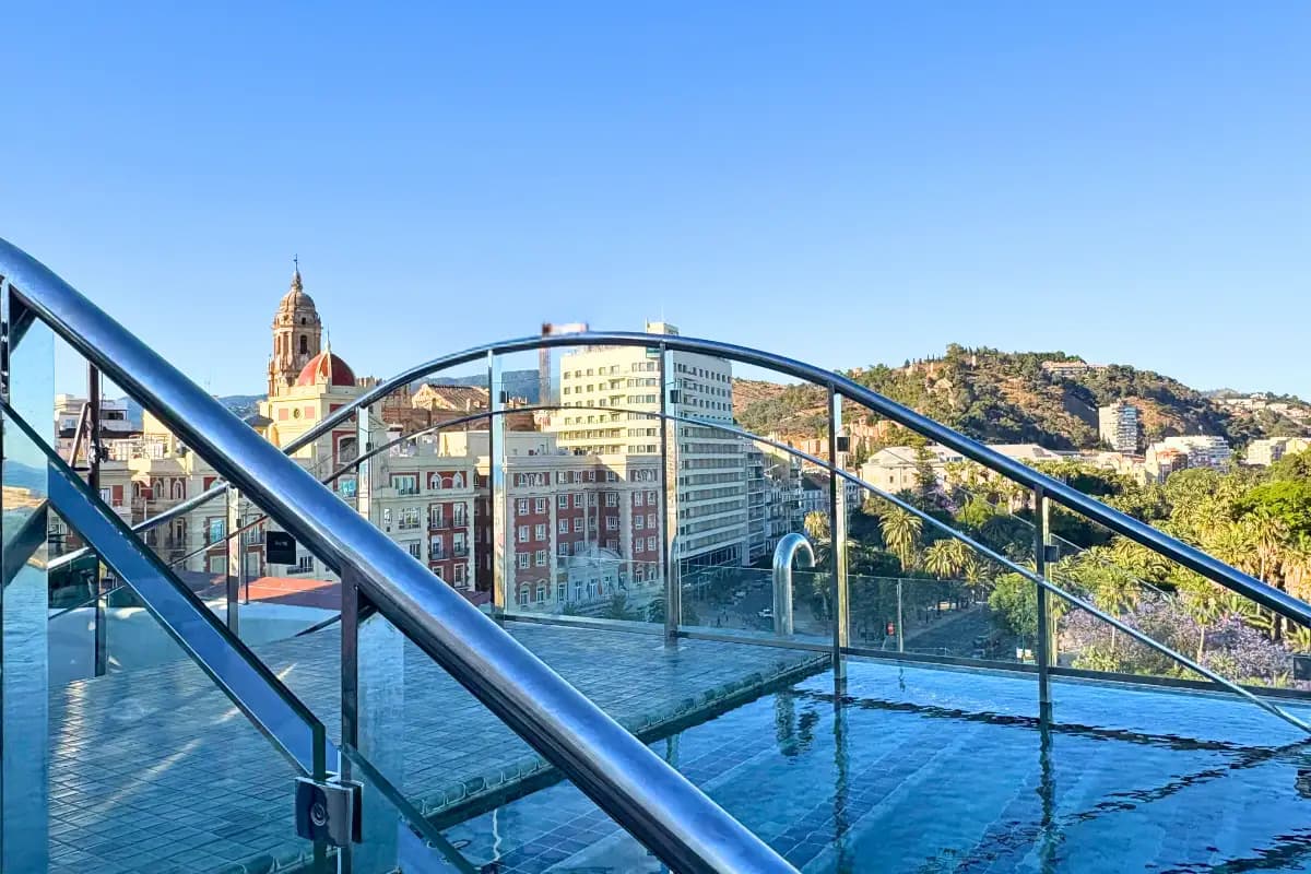 Lolita Skyview piscina infinita Only YOU Hotel Málaga
