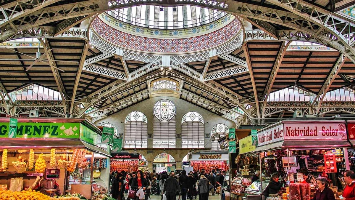 Interior colorido del Mercado Central
