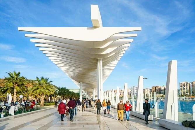 Palmeral de las Sorpresas: arquitectura ondulante junto al mar Malaga
