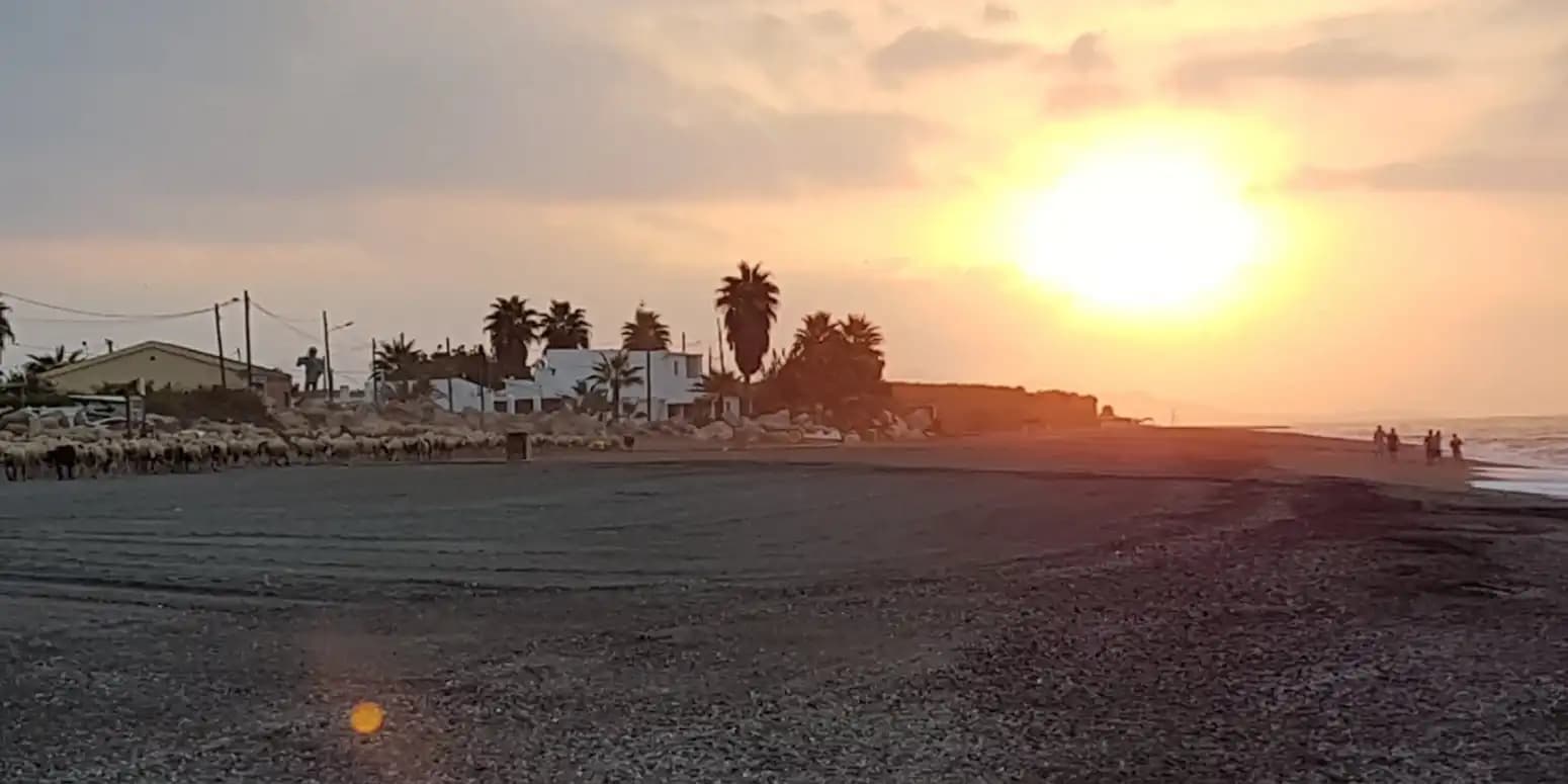Playa Almayate Vélez-Málaga Axarquía arena oscura