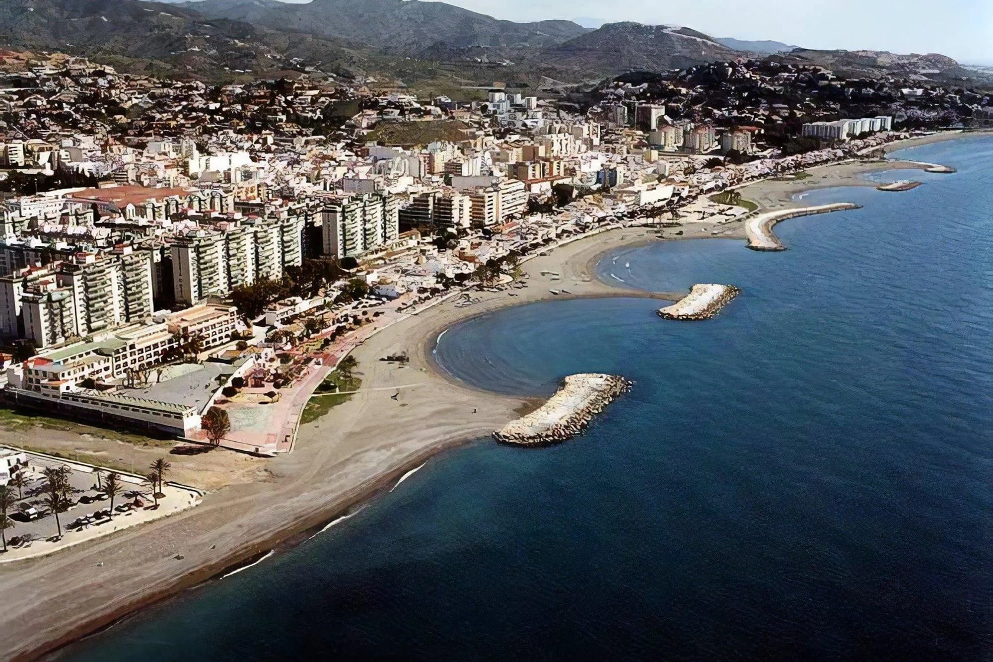 Playa Chiquita El Palo Málaga acceso escaleras guijarros